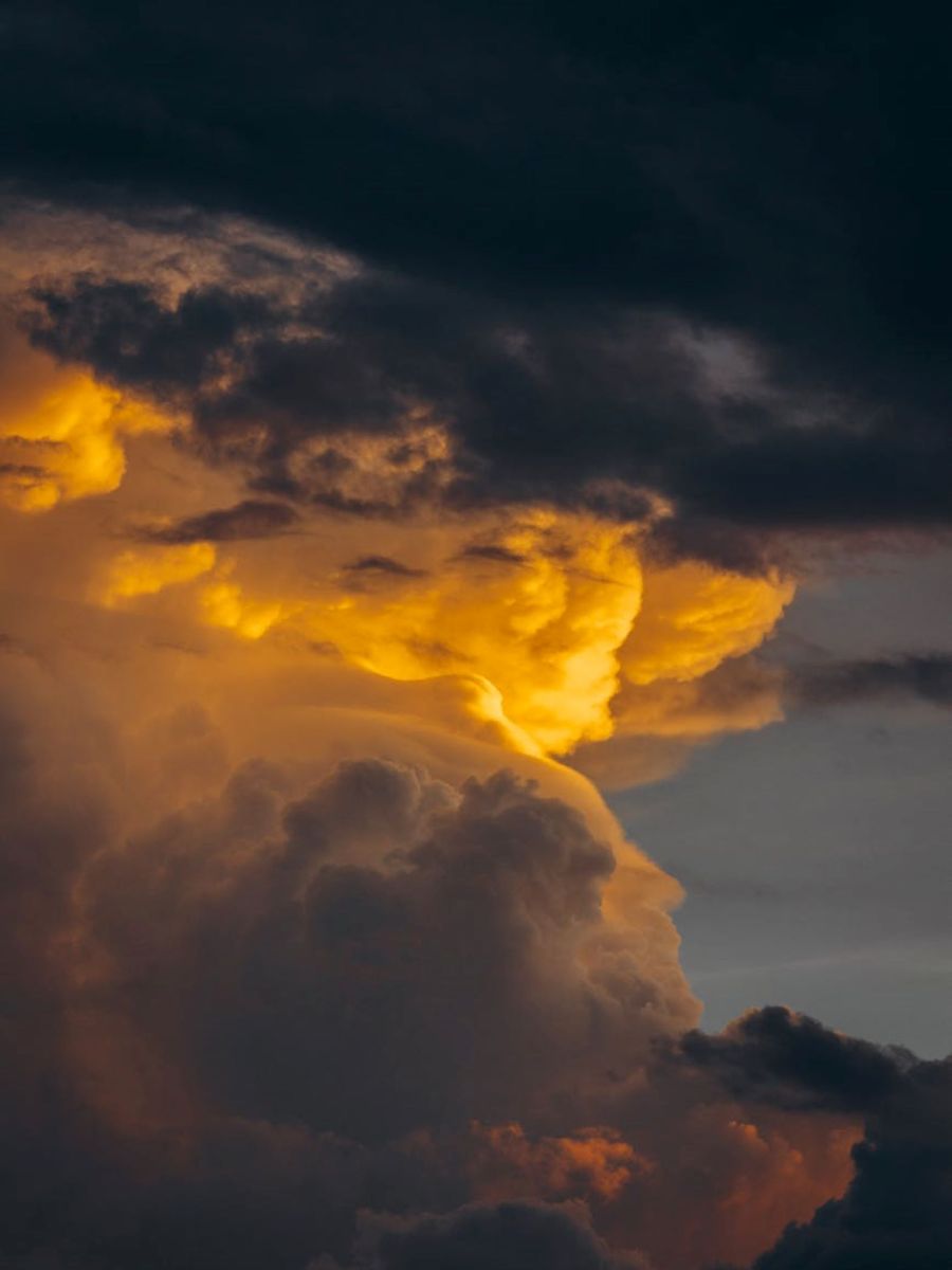 — που παρηγορεί τραυματίζοντας, που σώζει&nbsp;χάνοντας